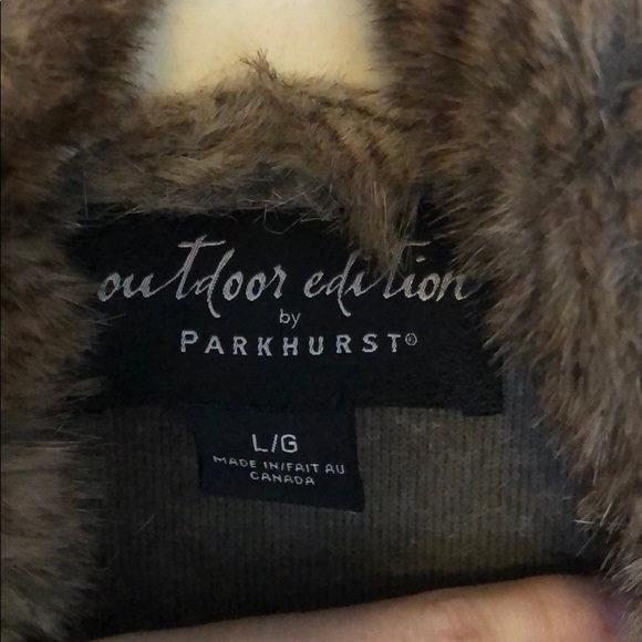 Sleeveless faux fur vest with front hook closure - Picture 4 of 5